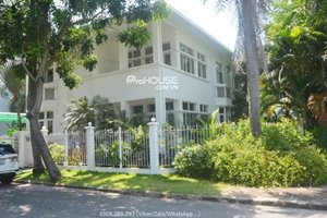 Single villa for rent in district 7 with large garden and modern furniture