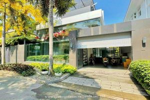 A single pool villa for rent in Phu My Hung with nice furniture and good rental