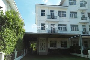 Corner townhouse for rent in Chateau Phu My Hung with large garden and full furniture