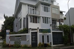 Villa for rent in District 7, 5 bedrooms, modern decoration, large garden, good rental