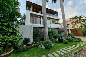 Extensive villa for rent with swimming pool in Phu My Hung with full furniture