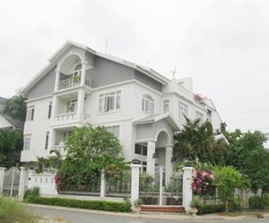 Villa for sale in Phu My Hung center, 10 x 20 m, 3 floors, full furniture, East direction, large garden