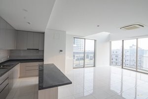 3-bedroom duplex for rent of ​​234 sqm in Waterina Suites with basic furniture