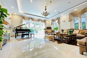 Big villa for sale with swimming pool in Phu My Hung with 5 bedrooms full of beautiful furniture