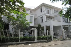 Attached villa for sale in the central of Phu My Hung, prime location, nice furniture, good price