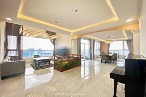 Large penthouse for rent in Vinhomes Central Park with nice decoration