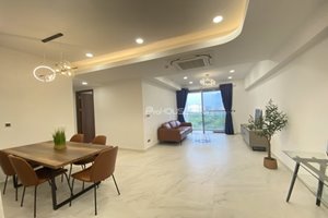 Corner apartment for rent with river view in Midtown with full amenities