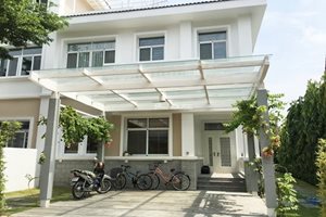 Luxurious smart home for rent in Chateau, 2 stories, large garden, high-end furniture