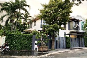 Extremely beautiful attached villa for sale in Phu My Hung with large garden and modern furniture