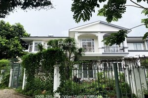 Super nice villa for rent with large garden in Phu My Hung close to SSIS