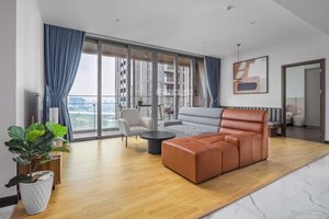 3-bedroom apartment for rent in Empire City with high-class furniture