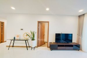 Spacious 2 bedroom apartment for rent in Sunwah Pearl full furniture