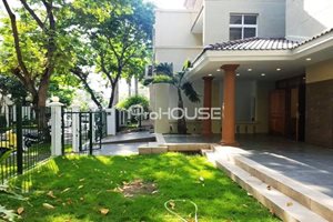 Super nice and big villa for rent in Phu My Hung – 5 bedrooms – big garden – partly furnished