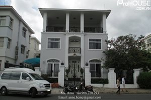 SINGLE VILLA: Huge and luxury single villa for rent in Phu My Hung, open and very large kitchen.