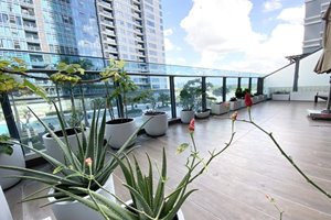 Urgent sale of apartment with large garden in Sunwah Pearl with 2 bedrooms