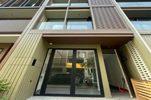 Global City shophouse for rent prime location suitable for office or showroom