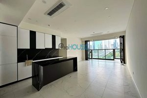Big 4 bedroom apartment in The Metropole for rent with private garden