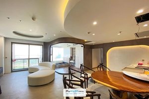A luxury high floor apartment for rent in Midtown The Peak with full furniture