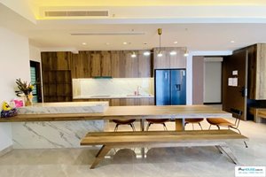 A high floor apartment in Midtown The Peak for rent with nice view