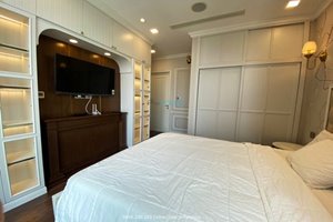 2 bedroom apartment in Vinhomes Golden River for rent with high floor and open view