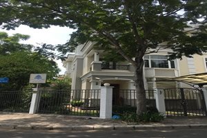Office for rent in Phu My Hung, District 7, near Nguyen Luong Bang Street, 360 sqm, large garden