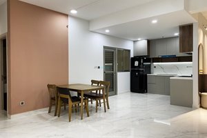 Big size 2 bedroom apartment in Midtown for rent with full furniture and bathtub
