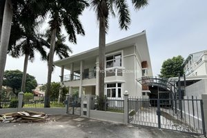 4 bedroom villa for rent with large garden in Phu My Hung with full furniture