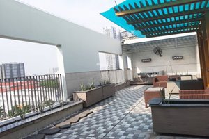 Cheap penthouse for rent in District 7 with modern furniture and large private garden