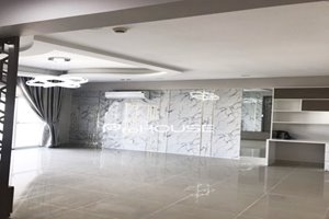 Basic furniture 4 bedroom apartment for rent in Riverside Residence 