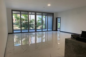 Low-floor apartment for rent with large balcony in Empire City with 3 bedrooms